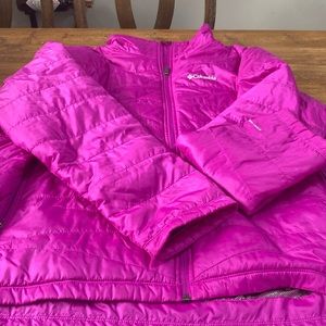 Light weight breathable puffer coat.